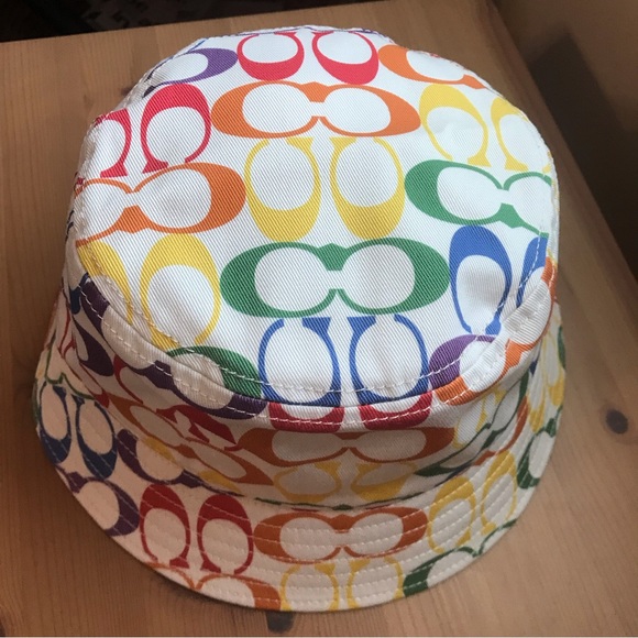 🌈 Coach Rainbow Signature Bucket Hat - Picture 5 of 8